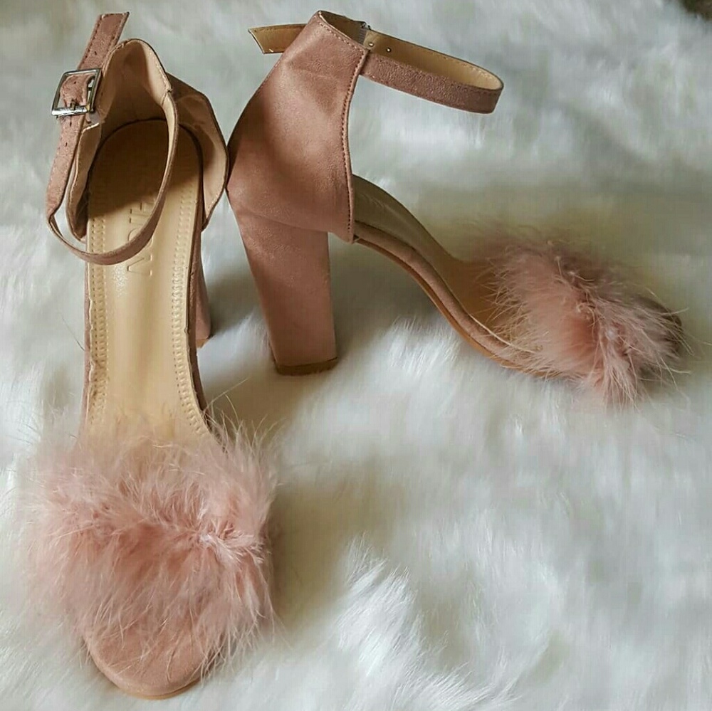 Suede block faux fur heels.